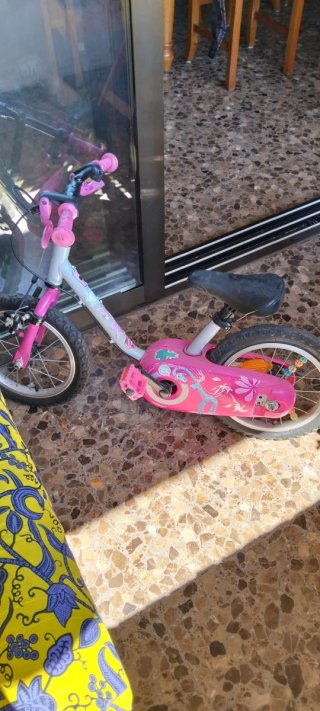 Bicicleta infantil rosa para principiantes