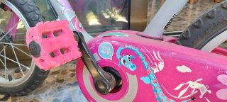 Bicicleta infantil rosa para principiantes
