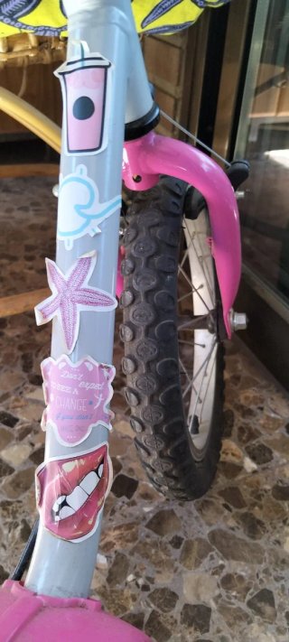 Bicicleta infantil rosa para principiantes
