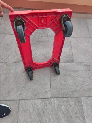 Carro de transporte rojo con ruedas