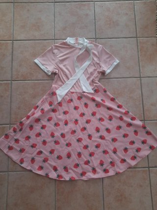 Vestido años 50 con estampado de fresas