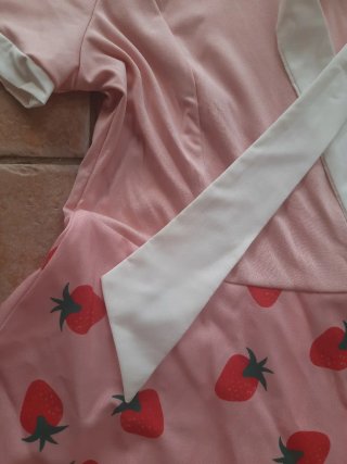 Vestido años 50 con estampado de fresas