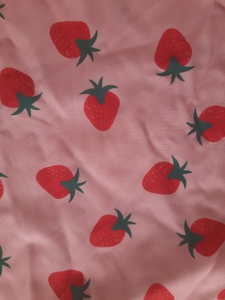 Vestido años 50 con estampado de fresas