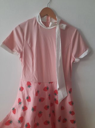 Vestido años 50 con estampado de fresas