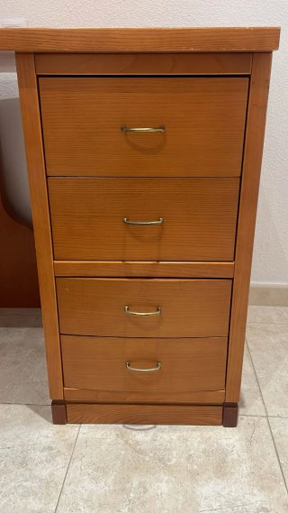 Escritorio de madera con cajonera
