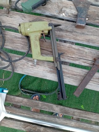 Pistola de clavos neumática