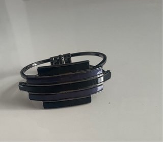 Pulsera rígida negra y morada