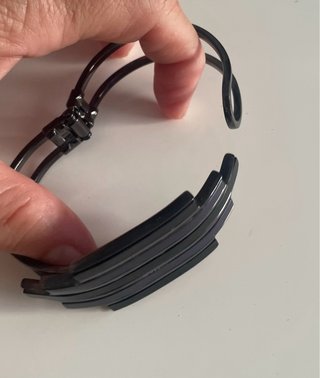 Pulsera rígida negra y morada