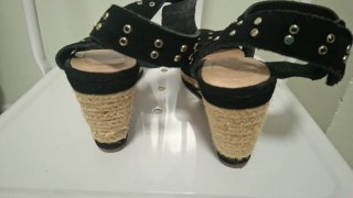 Sandalias de cuña negras con tachuelas