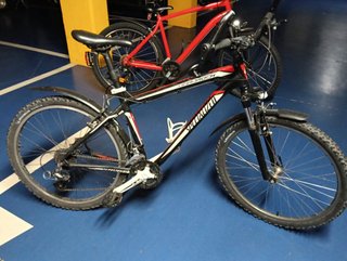 Bicicleta Specialized montaña roja y negra
