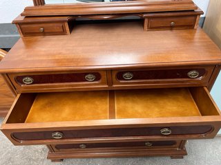 Cómoda de madera con espejo