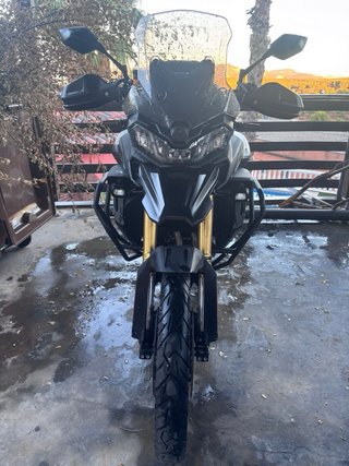 Moto Vogue 900DSX Negra y Dorada