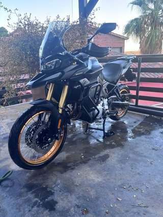 Moto Vogue 900DSX Negra y Dorada