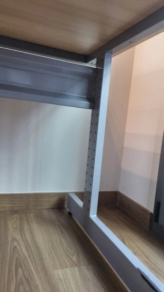Mesa escritorio Ikea madera y metal