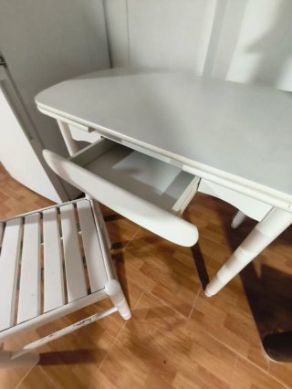 Conjunto mesa y sillas de madera.