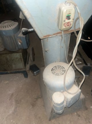 Peladora de almendras eléctrica