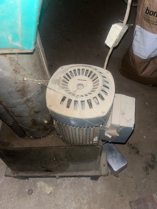 Peladora de almendras eléctrica
