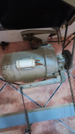 Overlock Juki MO-1404 en buen estado