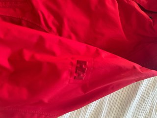 Chaqueta Helly Hansen impermeable roja. Como nueva