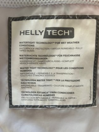 Chaqueta Helly Hansen impermeable roja. Como nueva
