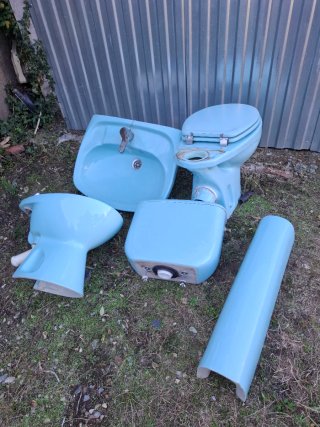 Conjunto baño azul Roca: lavabo, bidé, bañera