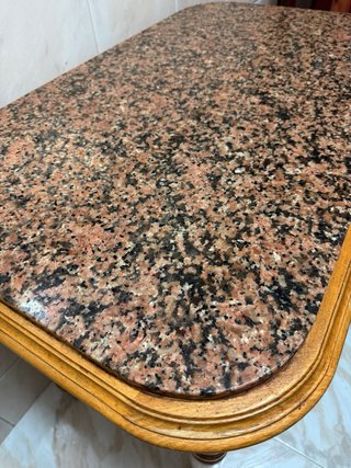 Mesa de madera con tapa de granito