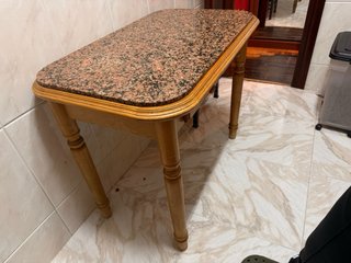 Mesa de madera con tapa de granito