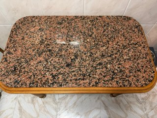 Mesa de madera con tapa de granito