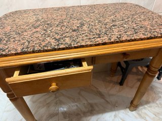 Mesa de madera con tapa de granito