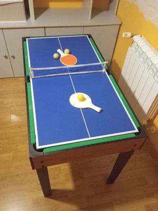 Futbolín de juguete con varias opciones.