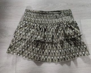 Falda corta con volantes