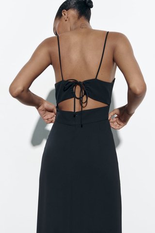 Vestido negro con aberturas
