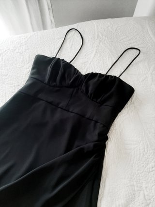 Vestido negro con aberturas