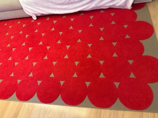 Alfombra roja con diseño de círculos