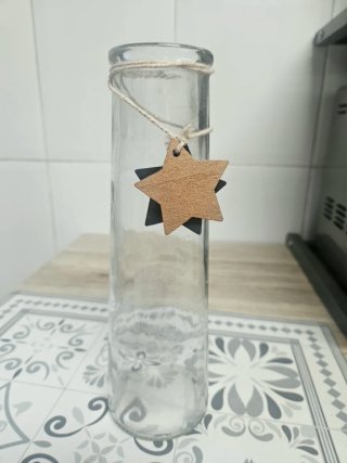 Jarrón de cristal con detalle de madera
