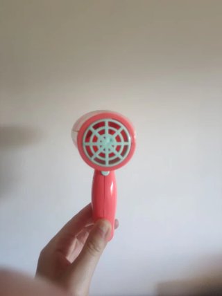 Secador de pelo rosa y verde