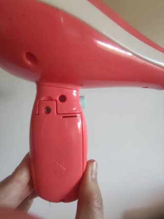 Secador de pelo rosa y verde