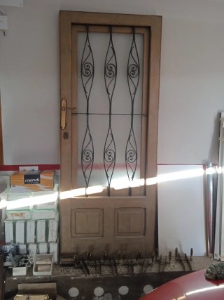 Puerta de entrada madera con reja