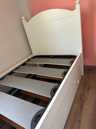 Cama individual blanca con cajone