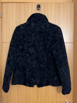 Chaqueta Desigual negra relieve floral
