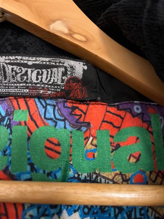 Chaqueta Desigual negra relieve floral