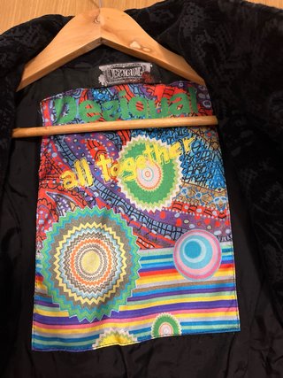 Chaqueta Desigual negra relieve floral