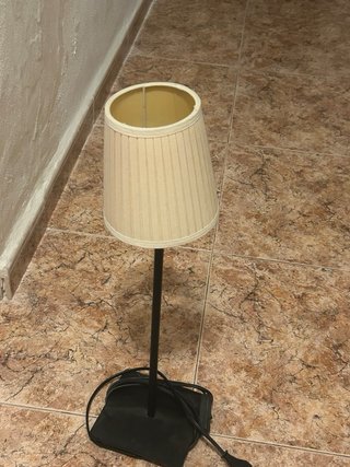 Lámpara de mesa beige y negra