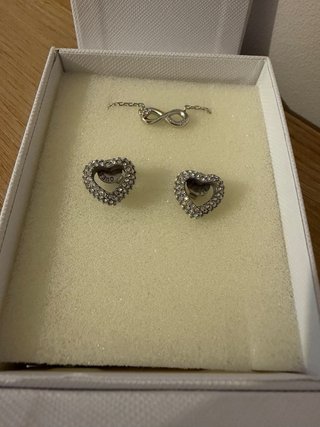 Conjunto Guess: Collar y Pendientes Corazón