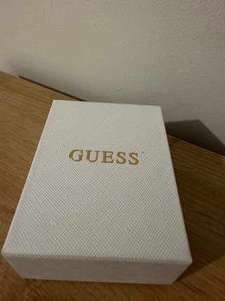 Conjunto Guess: Collar y Pendientes Corazón