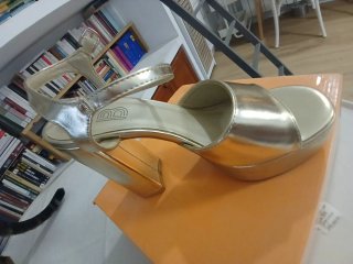 Zapatos de tacón oro Bosabova