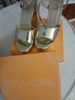 Zapatos de tacón oro Bosabova