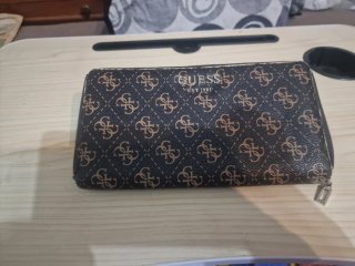 Monedero Guess estampado
