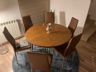 Mesa de roble y patas de forja. Única