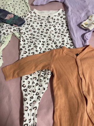 Pijamas para bebé (naranja y morado)